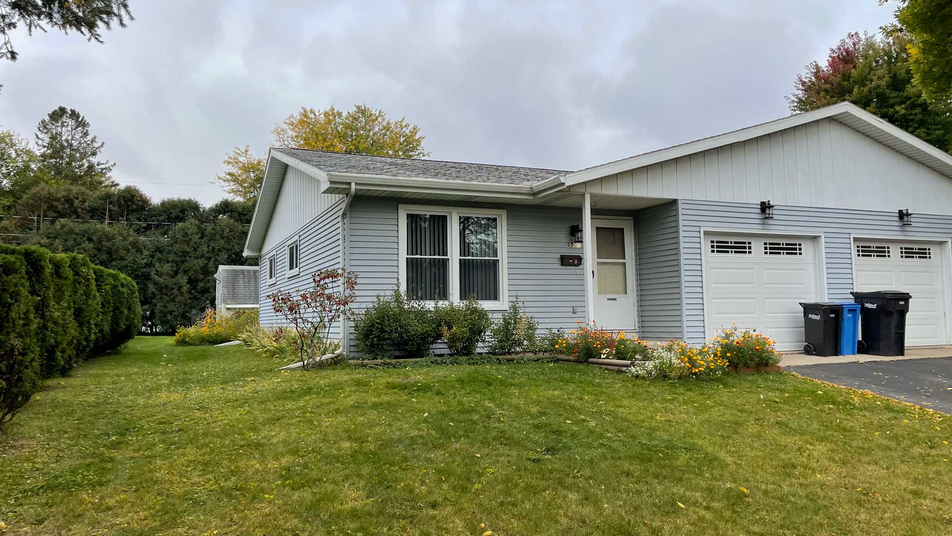 6701 Elmwood Front of House