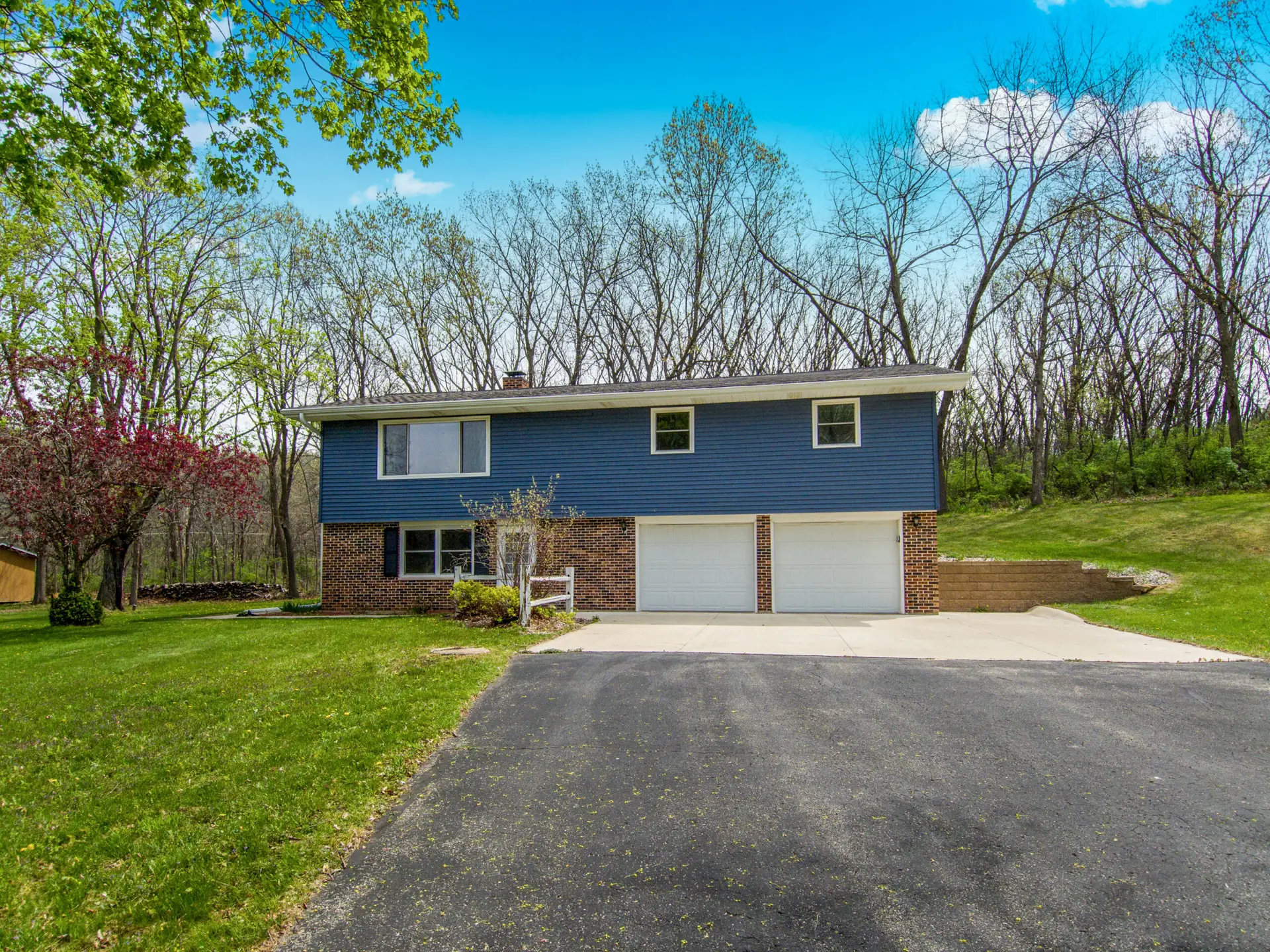 Front of house with 2 car garage